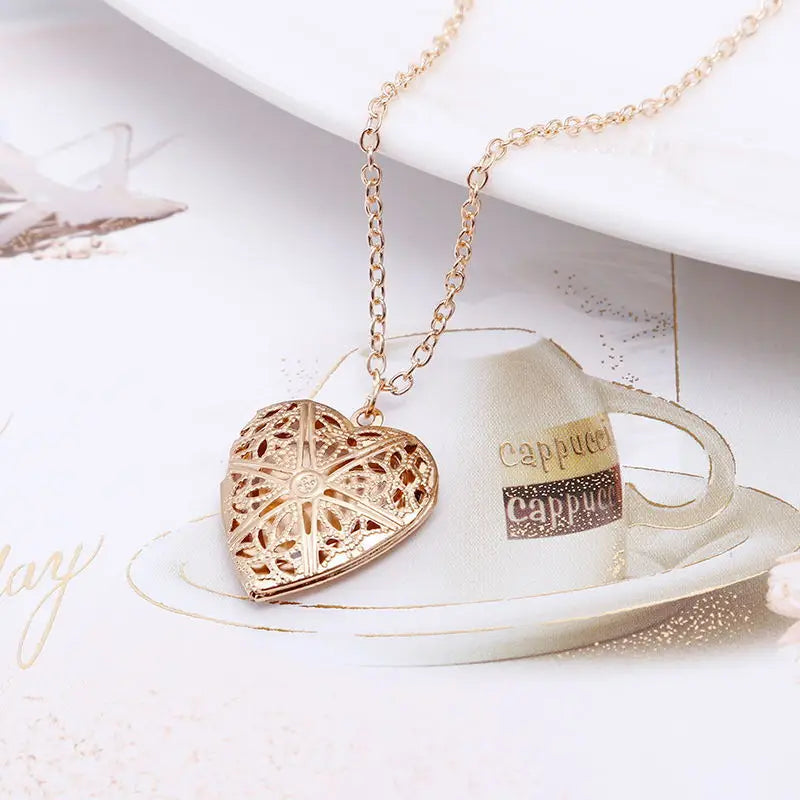 Sweet Peach Heart Love Chain Necklace for Woman Hollow Engraved Opening and Closing Heart Shaped Photo Box Pendant Collar