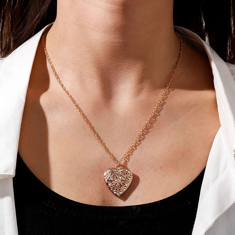 Sweet Peach Heart Love Chain Necklace for Woman Hollow Engraved Opening and Closing Heart Shaped Photo Box Pendant Collar